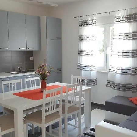 Lesinger Konukevi 3*